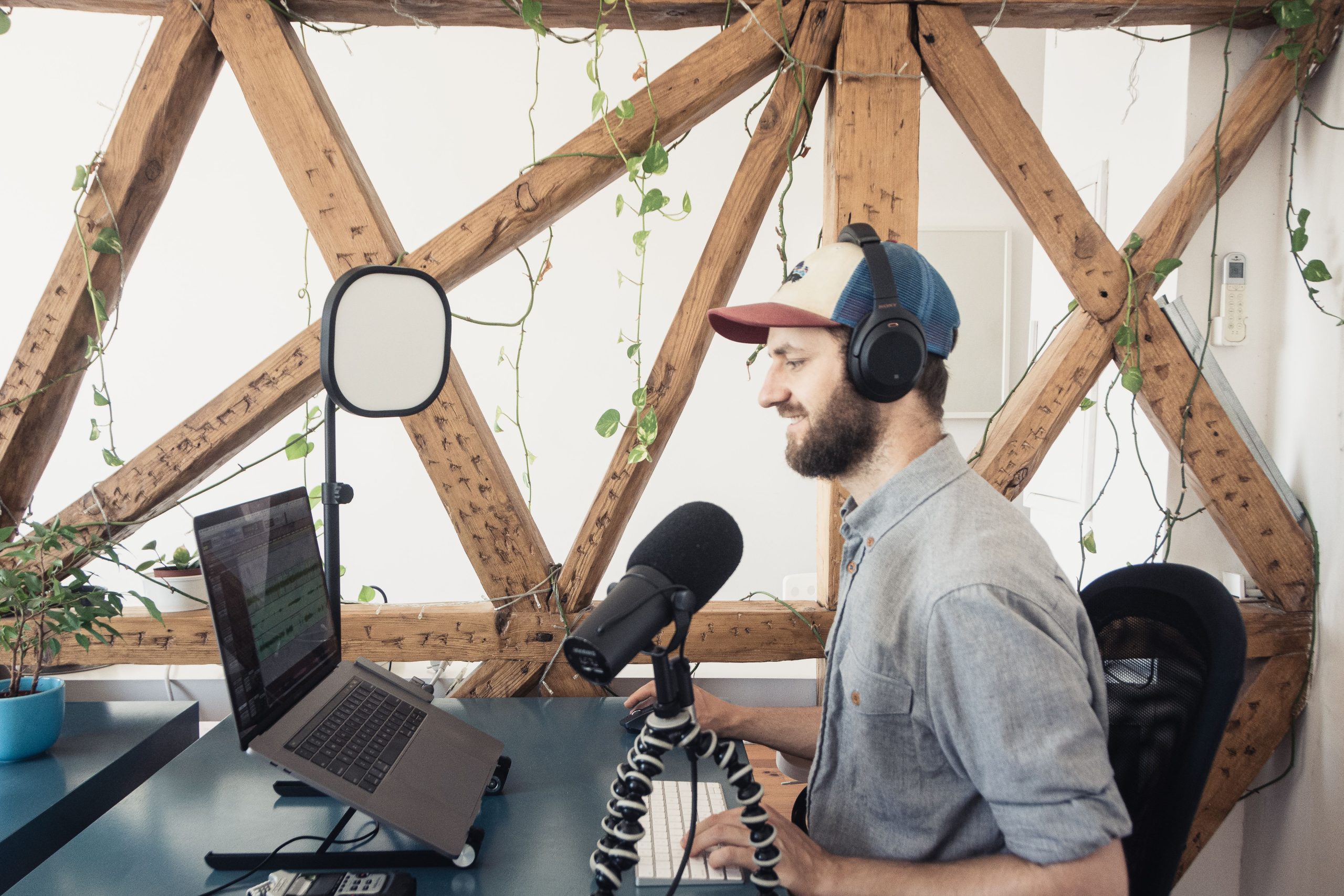 Homme avec casque enregistrant un podcast au bureau