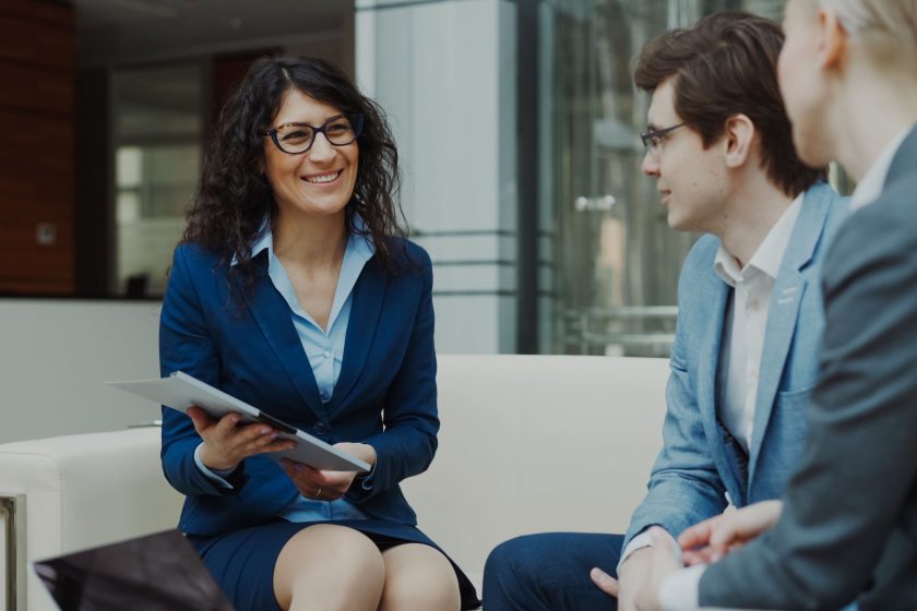 Professionnels discutant de stratégie dans un bureau