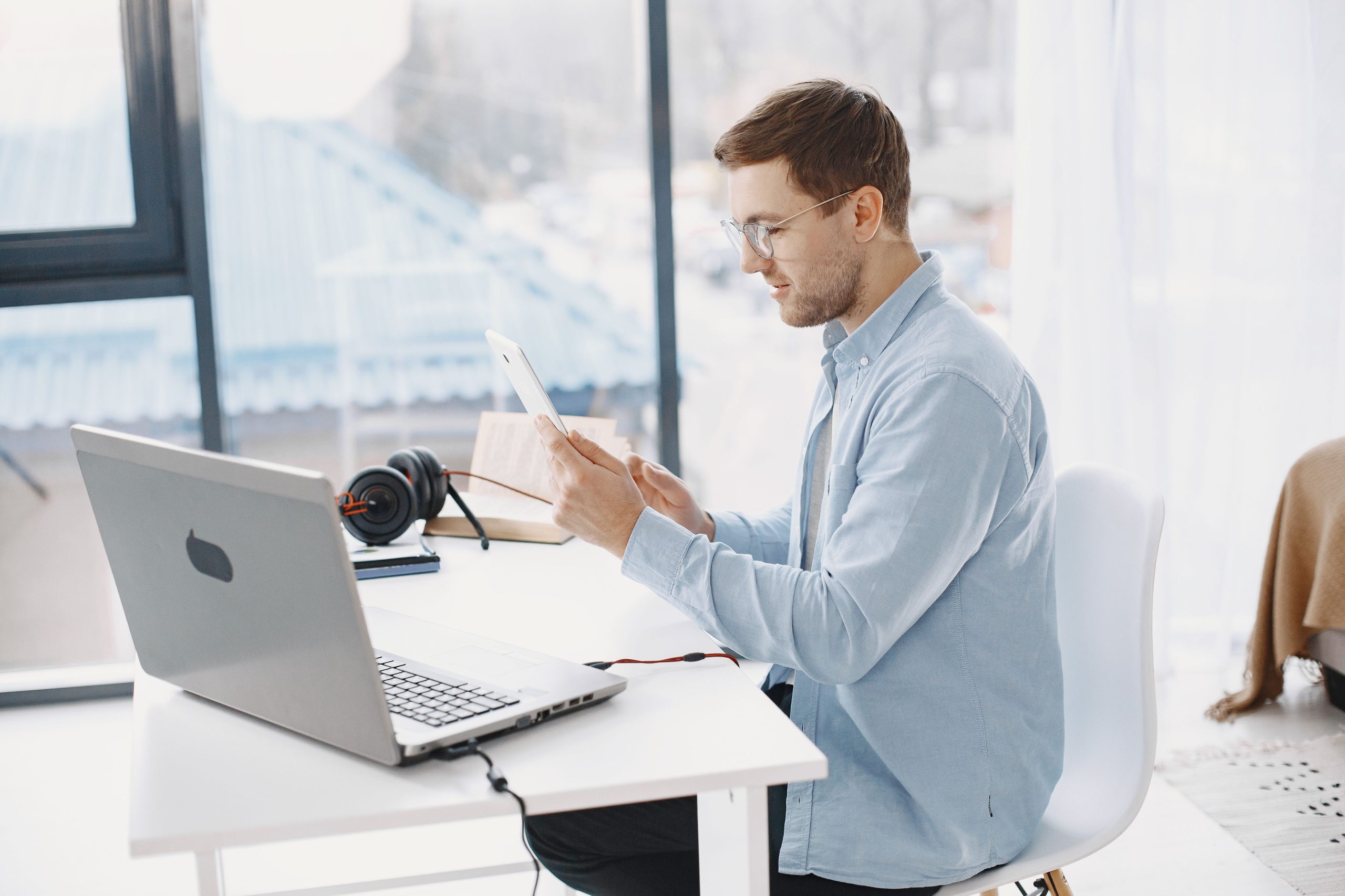 Professionnel utilisant une tablette dans un bureau moderne